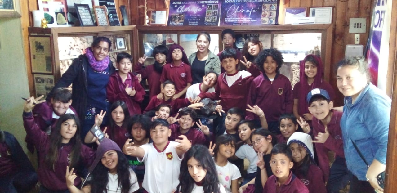 Niños tocando meteorito